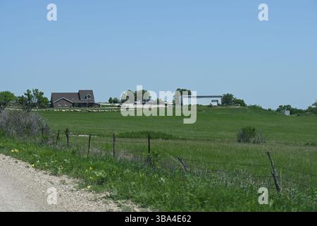 EMPORIA KANSAS, USA - 11. MAI 2025 die Ranch in der 1296 Road D, die Gegenstand einer massiven Methamphetamin-Drogenplünderung durch Bundes- und Kommunalpolizei war, wo 20.000 US-Dollar in Bargeld etwa 75 Geschütze und zwischen 88-96 Liter flüssiges Meth in einem Tankfach eines Charterbusses waren, der von der mexikanisch-amerikanischen Grenze von HSI-Agenten verfolgt worden war Stockfoto