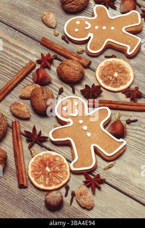 Lebkuchen mit Gewürzen auf dem Holztisch. Einrichtung mit Weihnachtsaroma Stockfoto