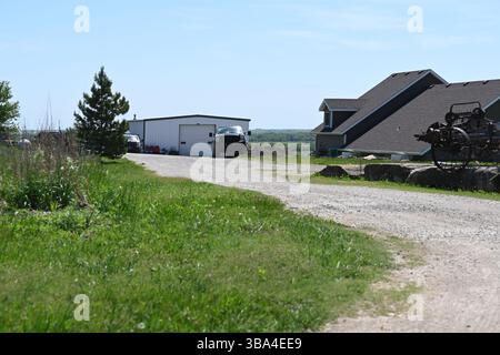 EMPORIA KANSAS, USA - 11. MAI 2025 die Ranch in der 1296 Road D, die Gegenstand einer massiven Methamphetamin-Drogenplünderung durch Bundes- und Kommunalpolizei war, wo 20.000 US-Dollar in Bargeld etwa 75 Geschütze und zwischen 88-96 Liter flüssiges Meth in einem Tankfach eines Charterbusses waren, der von der mexikanisch-amerikanischen Grenze von HSI-Agenten verfolgt worden war Stockfoto