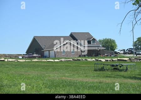 EMPORIA KANSAS, USA - 11. MAI 2025 die Ranch in der 1296 Road D, die Gegenstand einer massiven Methamphetamin-Drogenplünderung durch Bundes- und Kommunalpolizei war, wo 20.000 US-Dollar in Bargeld etwa 75 Geschütze und zwischen 88-96 Liter flüssiges Meth in einem Tankfach eines Charterbusses waren, der von der mexikanisch-amerikanischen Grenze von HSI-Agenten verfolgt worden war Stockfoto
