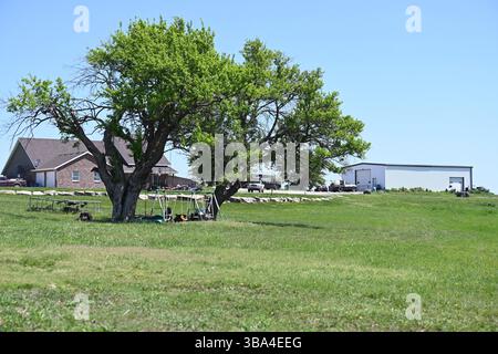 EMPORIA KANSAS, USA - 11. MAI 2025 die Ranch in der 1296 Road D, die Gegenstand einer massiven Methamphetamin-Drogenplünderung durch Bundes- und Kommunalpolizei war, wo 20.000 US-Dollar in Bargeld etwa 75 Geschütze und zwischen 88-96 Liter flüssiges Meth in einem Tankfach eines Charterbusses waren, der von der mexikanisch-amerikanischen Grenze von HSI-Agenten verfolgt worden war Stockfoto