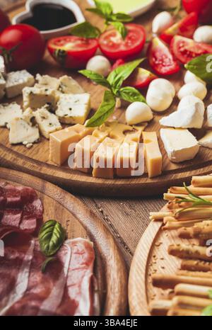 Italienische Vorspeise - verschiedene Arten von Schinken, Käse und grissini Stockfoto