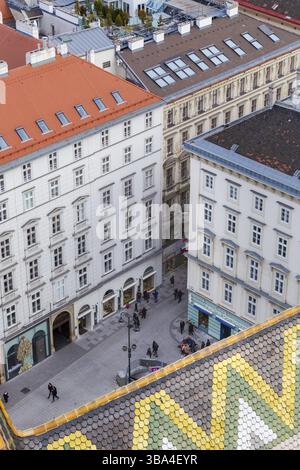 Wien, Österreich, 2. Januar 2018. Blick von der Aussichtsplattform Stephansdom Domkirche St. Stephan Architektur Platz mit Menschen zu Fuß C Stockfoto
