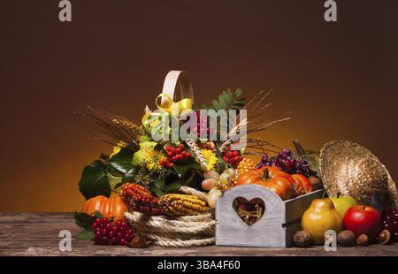 Glückliches Thanksgiving Stillleben. Obst, Nüsse und Gemüse, fällt die Ernte auf den Tisch Stockfoto
