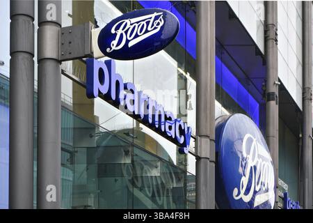London, Vereinigtes Königreich - 01. Februar 2019: Typisches blauovales Schild an einer von vielen Boots Filialen in London. Boots ist eine Gesundheits-und Beauty-Apotheke chai Stockfoto