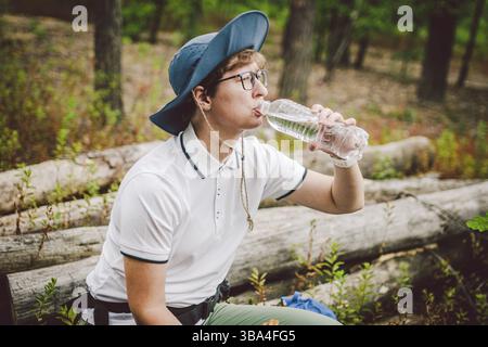 Frau, die Mittagessen nimmt eine Pause Wandern. Wanderer essen Sandwiches in der Natur. Touristen hielten zum Abendessen in der Waldgegend an. Pause Zum Mittagessen Auf Countrys Stockfoto