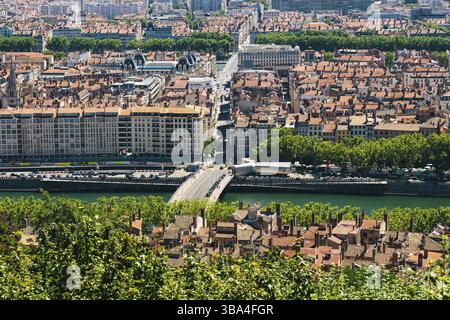 Lyon Panorama-Blick auf den sonnigen Tag. Luftpanorama mit Blick auf Lyon und die Skyline. Draufsicht über das Stadtbild von Lyon mit Pont Marechal Juin und Rhone Stockfoto