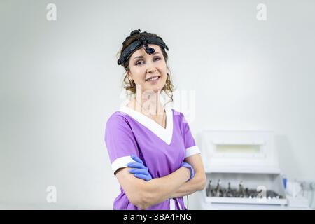 Beruf Medizinindustrie. Portrait einer HNO-Ärztin, die vor der Untersuchung des Patienten im Büro posiert. Arzt in heller Uniform mit medizinischen Stockfoto