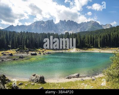 Der Karersee unterhalb des Karerpasses am Fuße des Latemarmassivs in Südtirol, Italien, Europa Stockfoto