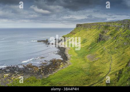 Touristen auf dem Weg zum Amphitheater in Giants Causeway, gesehen von der Spitze der Klippe, Wild Atlantic Way und UNESCO-Weltkulturerbe, Nordirland Stockfoto