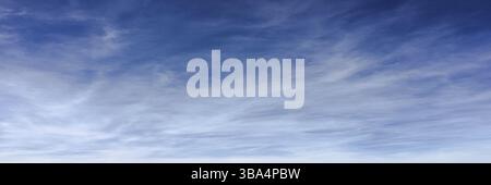 Wunderschöner blauer Himmel mit Wolken Hintergrund. Himmelswolken. Himmel mit Wolken Wetter Natur wolkenblau. Blauer Himmel mit Wolken und Sonne Stockfoto