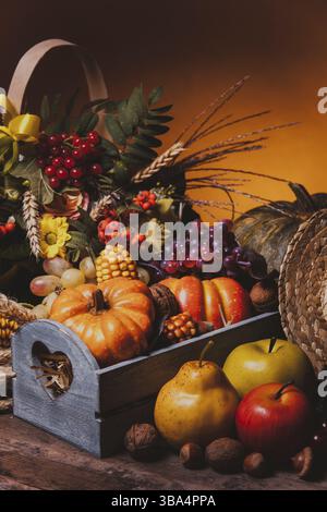 Glückliches Thanksgiving Stillleben. Obst, Nüsse und Gemüse, fällt die Ernte auf den Tisch Stockfoto