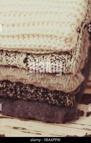 Gestalte warme Strickpullover in Weiß und Grau Stockfoto