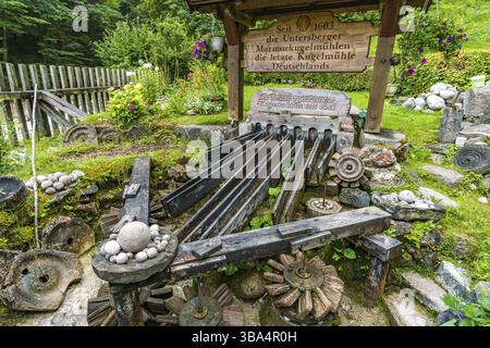 Am Fuße des Untersbergs stürzt der Almbach in die wilde und romantische Almbachklamm Stockfoto