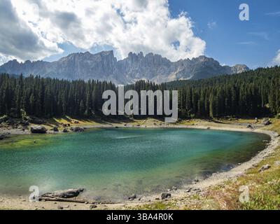 Der Karersee unterhalb des Karerpasses am Fuße des Latemarmassivs in Südtirol, Italien, Europa Stockfoto