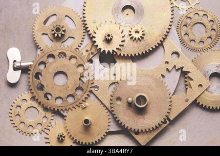 Steampunk-Hintergrund von mechanischen Uhren Details über alte Metall Hintergrund. Im Inneren der Uhr, Zahnräder Stockfoto