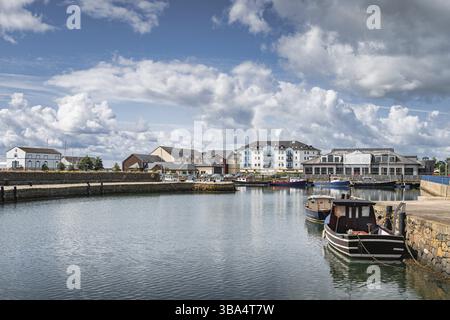 Segel- und Fischerboote liegen in einem kleinen, schönen Yachthafen in Carrickfergus-Stadt, Nordirland Stockfoto