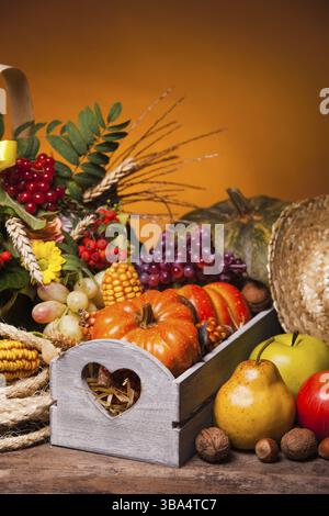 Glückliches Thanksgiving Stillleben. Obst, Nüsse und Gemüse, fällt die Ernte auf den Tisch Stockfoto