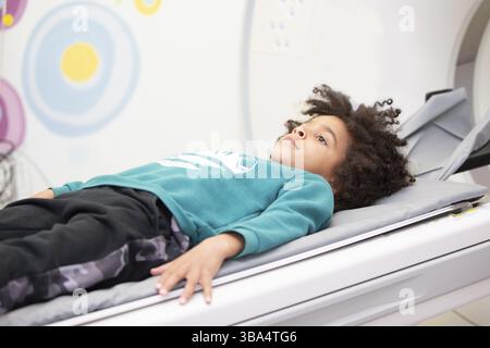 Ein Junge in einem Magnetresonanztomographen in einem Krankenhaus Stockfoto