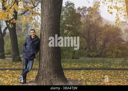 Schöner Mann Wandern im Herbst Park Stockfoto