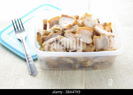 Knusprige Crispy Pork Belly wird in asiatischen Aromen mariniert und dann mit einer Salzkruste geröstet, um knusprige Haut und zartes Fleisch zu erhalten Stockfoto