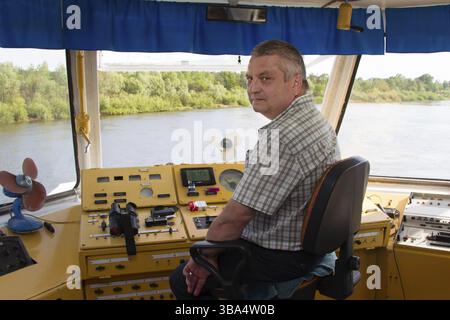Weißrussland, die Stadt Gomel, 30. Mai 2017. Der letzte Feiertag ist die letzte Glocke. Der Flussdampfer. Der Kapitän des Flussdampfers, Europa Stockfoto