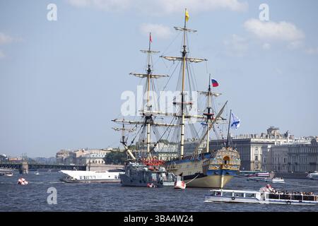 Russland, St. Peterburg. Juli 2019. Schönes russisches Schiff auf der Neva in St. Petersburg, Europa Stockfoto