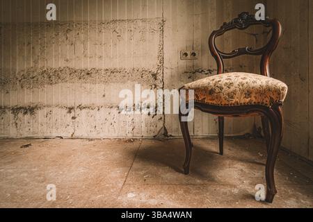 Urban Eploring in einem alten verlassenen Herrenhaus, ein verlorener Ort mit antiken Möbeln und wunderbarer Architektur Stockfoto