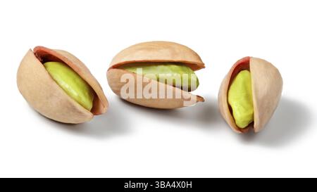 Drei türkische rote Pistazien (Antep), isoliert auf weißem Hintergrund. Geschälte grüne Nüsse sichtbar innen, Liptovsky Hradok, Slowakei, Europa Stockfoto