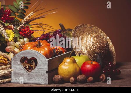 Glückliches Thanksgiving Stillleben. Obst, Nüsse und Gemüse, fällt die Ernte auf den Tisch Stockfoto