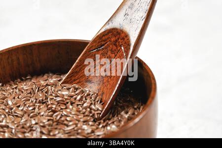 Leinsamen - Linum usitatissimum - kleine Holzschale, Großaufnahme auf Holzlöffel im Samen-Haufen, Liptovsky Hradok, Slowakei, Europa Stockfoto