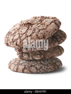 Gestapelte Schokoladenkekse isolierter weißer Hintergrund, gebackene Leckerei aus Kakaopulver und Schokoladenchips, knusprig und knusprig hausgemachte Süßigkeiten Stockfoto