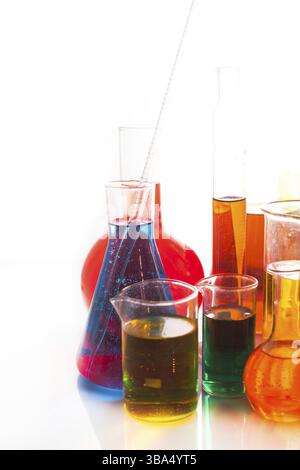 Laborglas mit Regenbogen Farbe Flüssigkeiten, Chemie-Stillleben Stockfoto