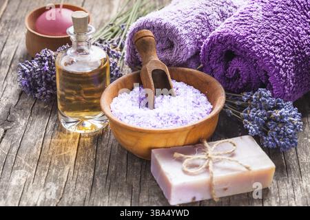 Lavendel Spa - ätherisches Öl, Seasalt, violette Handtücher und handgemachte Seife Stockfoto