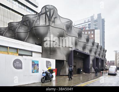 London, Großbritannien - 01. Februar 2019: Abstrakte Architektur am Eingang zum Guy's and St Thomas Krankenhaus von der London Bridge. Es ist akademischer Heile Stockfoto
