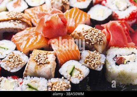 Japanische Küche - verschiedene Sushi-Brötchen aus nächster Nähe Stockfoto