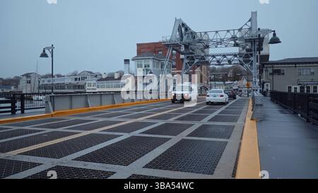 MYSTIC, USA – 4. APRIL 2017: Autos überqueren die Mystic River Bascule Bridge in Mystic, Connecticut Stockfoto