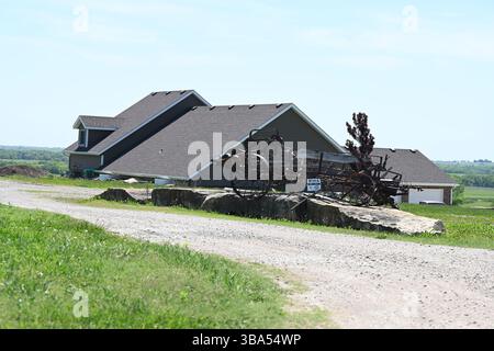 Emporia Kansas, USA. Mai 2025. Die Ranch befindet sich an der 1296 Road D, die Gegenstand einer massiven Methamphetamin-Drogensprengung durch Bundes- und Kommunalpolizei war, wo 20.000 US-Dollar in Bargeld über 75 Geschütze und zwischen 88-96 Gallonen flüssiges Meth in einem Tankfach eines Charterbusses waren, der von der mexikanisch-amerikanischen Grenze von HSI-Agenten verfolgt worden war Credit: Mark Reinstein/Media Punch/Alamy Live News Stockfoto