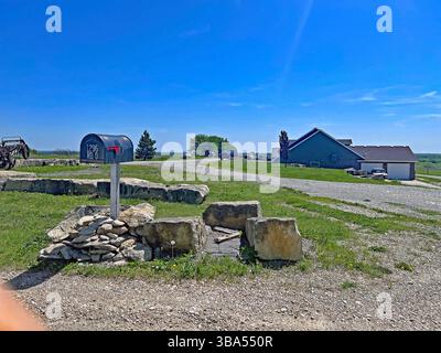 Emporia Kansas, USA. Mai 2025. Die Ranch befindet sich an der 1296 Road D, die Gegenstand einer massiven Methamphetamin-Drogensprengung durch Bundes- und Kommunalpolizei war, wo 20.000 US-Dollar in Bargeld über 75 Geschütze und zwischen 88-96 Gallonen flüssiges Meth in einem Tankfach eines Charterbusses waren, der von der mexikanisch-amerikanischen Grenze von HSI-Agenten verfolgt worden war Credit: Mark Reinstein/Media Punch/Alamy Live News Stockfoto
