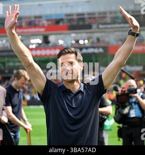 Leverkusen, Deutschland. Mai 2025. Xabi Alonso, Cheftrainer von Bayer 04 Leverkusen, winkt den Zuschauern vor dem 1. Bundesliga-Fußballspiel zwischen Bayer 04 Leverkusen und Borussia Dortmund am 11. Mai 2025 in Leverkusen. Quelle: Ulrich Hufnagel/Xinhua/Alamy Live News Stockfoto