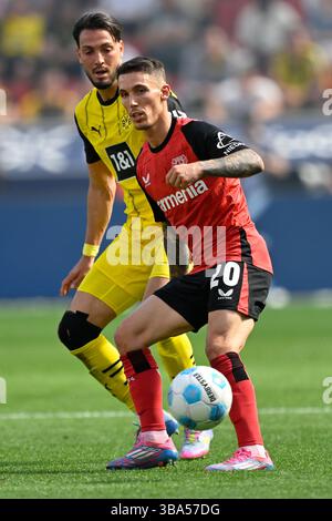 Leverkusen, Deutschland. Mai 2025. Alejandro Grimaldo (R) von Bayer 04 Leverkusen streitet mit Rama Bensebaini von Borussia Dortmund während des ersten Liga-Fußballspiels zwischen Bayer 04 Leverkusen und Borussia Dortmund am 11. Mai 2025 in Leverkusen. Quelle: Ulrich Hufnagel/Xinhua/Alamy Live News Stockfoto