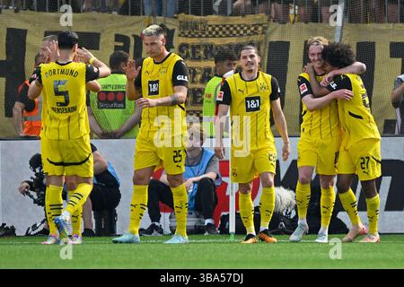 Leverkusen, Deutschland. Mai 2025. Karim Adeyemi (1. R) von Borussia Dortmund feiert mit seinen Mannschaftskameraden beim ersten Ligaspiel der Bundesliga zwischen Bayer 04 Leverkusen und Borussia Dortmund am 11. Mai 2025 in Leverkusen. Quelle: Ulrich Hufnagel/Xinhua/Alamy Live News Stockfoto