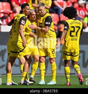 Leverkusen, Deutschland. Mai 2025. Julian Ryerson (2. L) von Borussia Dortmund feiert mit seinen Mannschaftskameraden beim ersten Ligaspiel der Bundesliga zwischen Bayer 04 Leverkusen und Borussia Dortmund am 11. Mai 2025 in Leverkusen. Quelle: Ulrich Hufnagel/Xinhua/Alamy Live News Stockfoto