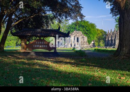 Candi Lumbung, ein buddhistisches Juwel aus dem 9. Jahrhundert im Prambanan Complex, Klaten. Diese ruhige Ansammlung von Stupas verbindet Spiritualität mit Aussichten auf Reisfelder. Stockfoto
