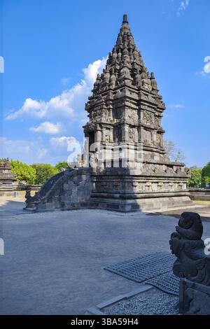 Candi Apit Selatan, ein Schutztempel aus dem 9. Jahrhundert in Prambanan, Sleman. Dieser hinduistische Schrein ergänzt Java's großartigsten Tempelkomplex. Stockfoto