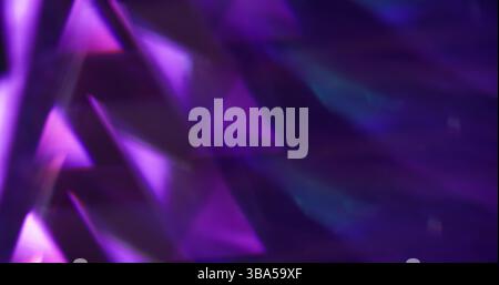 Unscharfe Lichtdreiecke. Geometrische Energie. Violette blaue, bunte, funkelnde Textur-Linse auf abstraktem Hintergrund mit Bokeh-Effekt. Stockfoto