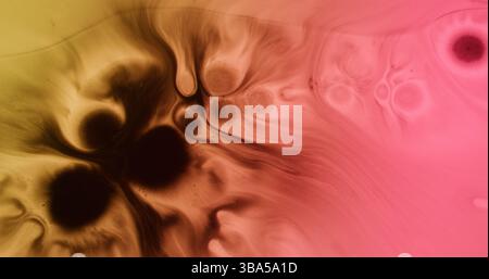 Grunge Blob. Feuchte Papiertinte. Schwarzer Pigmentfluidtropfen rosafarbener Hintergrund. Schmutzige Spritzer, kontrastfarbene Flecken, abstrakte Unschärfe-Textur. Stockfoto