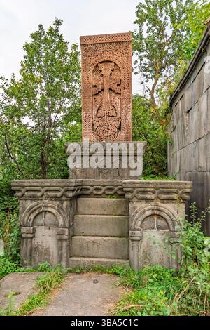 Armenien, Provinz Lori. Kloster Sanahin. Geschnitzte Steinstele, genannt Khachkar, auch bekannt als armenischer Kreuzstein, auf einer Säule. Stockfoto