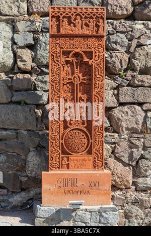 Armenien, Provinz Ararat. Geghard Kloster. Geschnitzte Steinstele genannt Khachkar, auch bekannt als armenischer Kreuzstein. Stockfoto