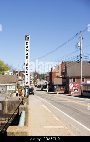 Die US-1-Brücke (Main Street) überquert Newcastle nach Damariscotta, Maine, USA. Stockfoto